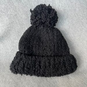 Women Black Plush Pom Pom Beanie